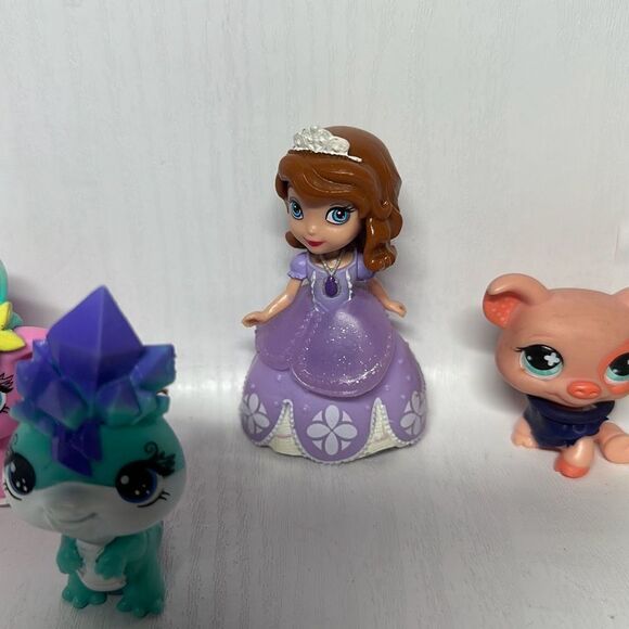 Lot of 7 Misc Mini Figurines Littlest Pet Shop Disney Sofia Shopkins Zuru - Picture 3 of 14